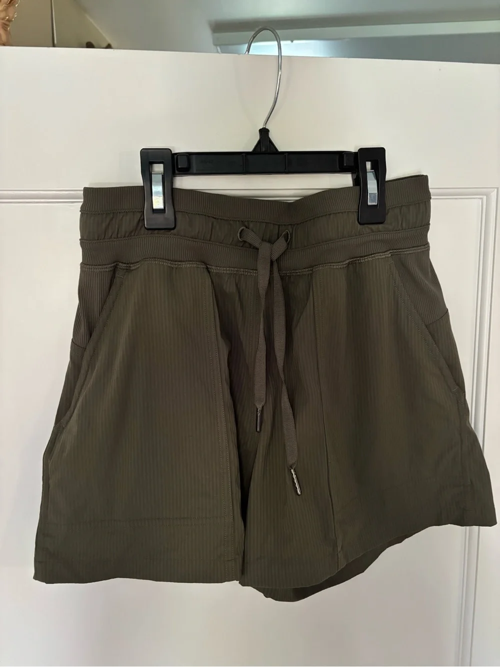 Lululemon Dance Studio army green 3.5” shorts Size 2 nwot